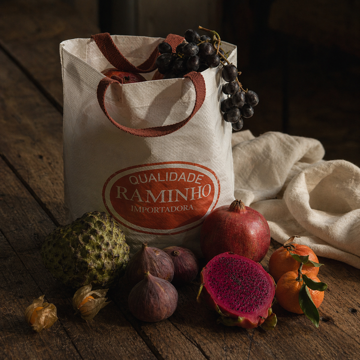 Kit Degustação Raminho — a chegada: sacola Raminho com frutas escolhidas